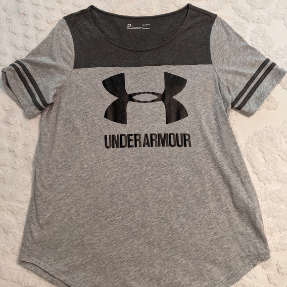 Under Armour Tops - Under Armour T-shirt large Like new !